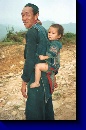 Hmong mies kantaa tyttrentytrtn vuoristossa Pohjois-Vietnamissa.
Copyright: Pamela A Cross, http://www.tribaltextiles.info/

