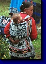 Miao nainen kantaa vauvaansa vahabatiikilla ja kirjailulla koristellussa kantoliinassa Lou Jia Zhuang -kylss Guizhou-provinssissa Kiinassa.
Copyright: Pamela A. Cross, http://www.tribaltextiles.info/
