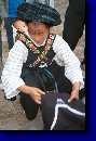 Bouyei iti levitt myytv tavaraa eteens, vauva selkrepussa Bi Ke -kylss ja Guizhou-provinssissa..
Copyright: Pamela A. Cross, 
http://www.tribal-textiles.info

