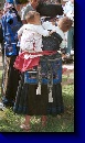 Miao-nainen kantaa kaksosia Zuo Qi-kylss Guizhou-provinssissa Kiinassa.
Copyright: Pamela A. Cross, 
http://www.tribal-textiles.info
